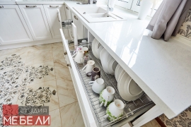 Светлая кухня с барной стойкой для просторных домов