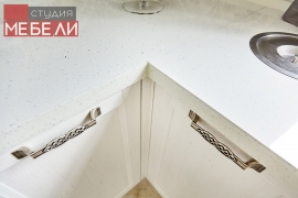 Светлая кухня с барной стойкой для просторных домов