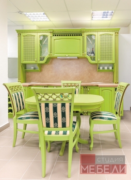 Яркая кухня из массива ясеня