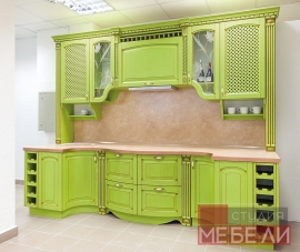 Яркая кухня из массива ясеня