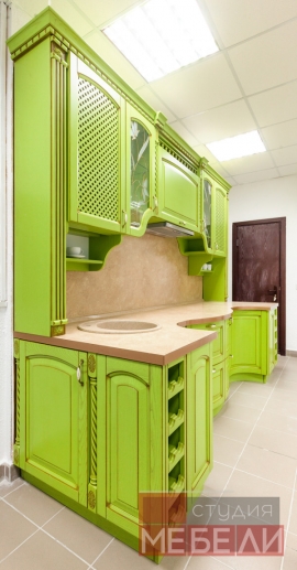 Яркая кухня из массива ясеня