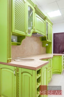 Яркая кухня из массива ясеня