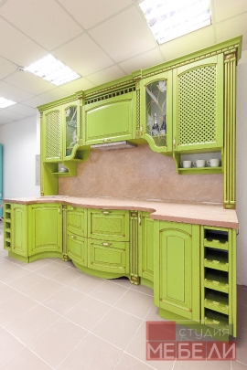 Яркая кухня из массива ясеня