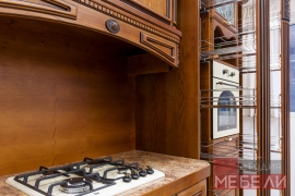 Кухня из массива – проверенная классика