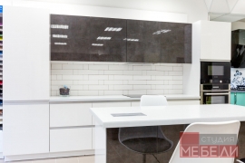 Современная контрастная кухня с островом