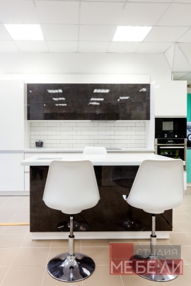 Современная контрастная кухня с островом