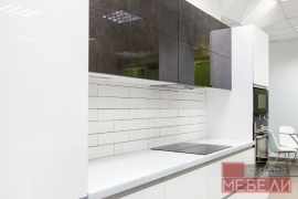 Современная контрастная кухня с островом