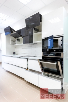 Современная контрастная кухня с островом