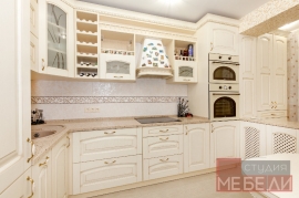 Просторная кухня из массива ясеня