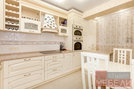 Просторная кухня из массива ясеня