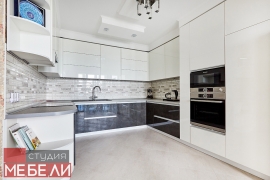 Контрастная кухня с широким функционалом