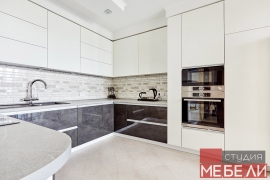 Контрастная кухня с широким функционалом