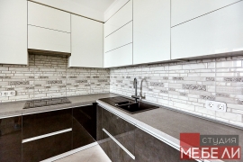 Контрастная кухня с широким функционалом