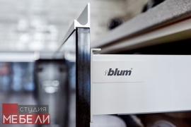 Контрастная кухня с широким функционалом