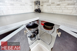 Контрастная кухня с широким функционалом