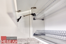 Контрастная кухня с широким функционалом