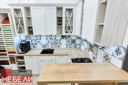 Светлая кухня в средиземноморском стиле