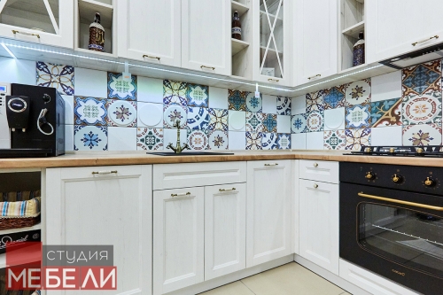 Светлая кухня в средиземноморском стиле