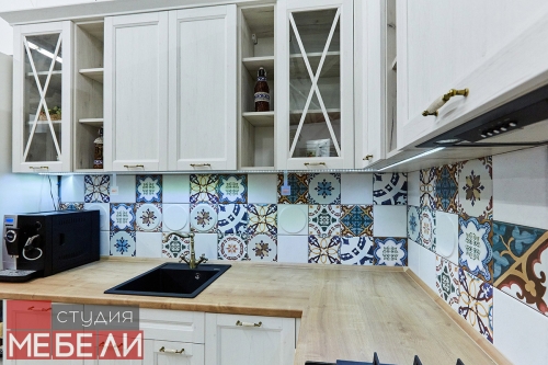 Светлая кухня в средиземноморском стиле